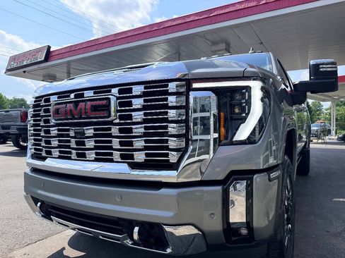 Used 2024 GMC Sierra 2500 Denali w/ Denali Reserve Package AWD/4WD image 17
