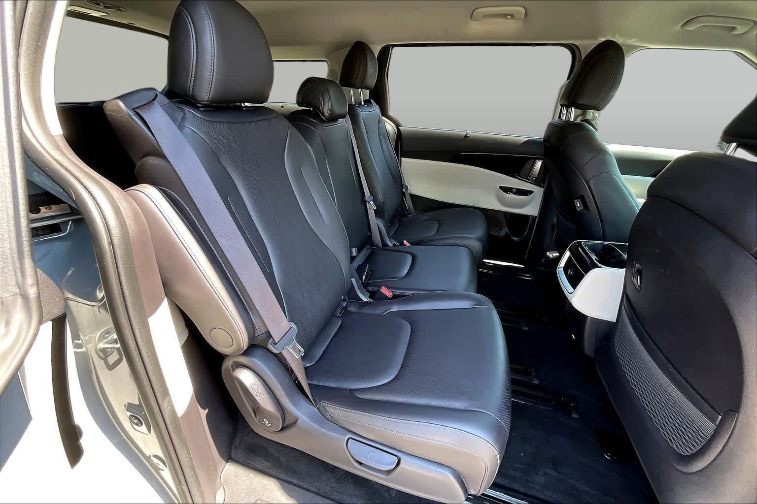 Used 2024 Kia Carnival EX FWD image 20