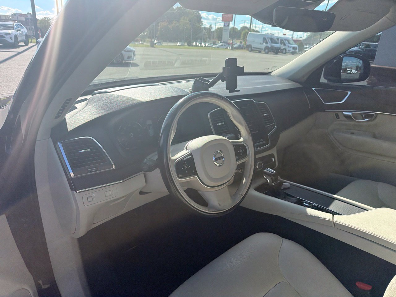 Used 2020 Volvo XC90 T6 Momentum AWD/4WD image 4