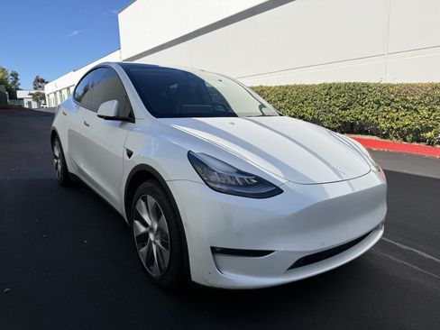 Used 2022 Tesla Model Y Long Range AWD/4WD image 2