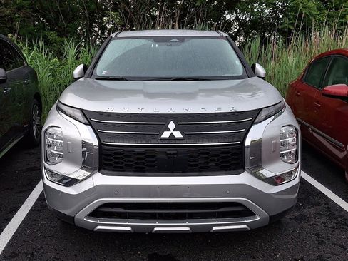 Used 2024 Mitsubishi Outlander SE AWD/4WD image 2