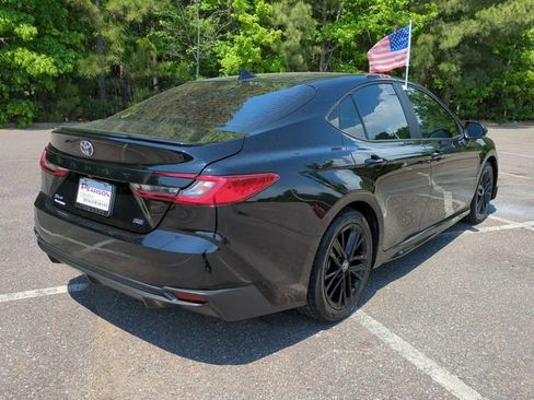 Used 2025 Toyota Camry SE FWD image 4