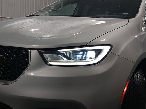 Used 2024 Chrysler Pacifica Touring-L image 33