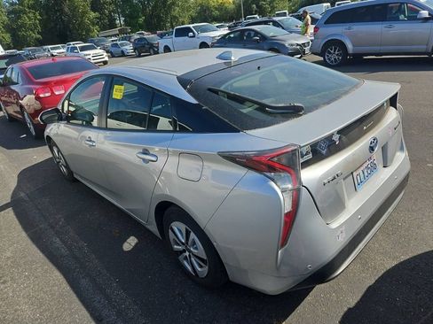 Used 2017 Toyota Prius Two w/ Prius Two Safety Plus Package FWD image 2