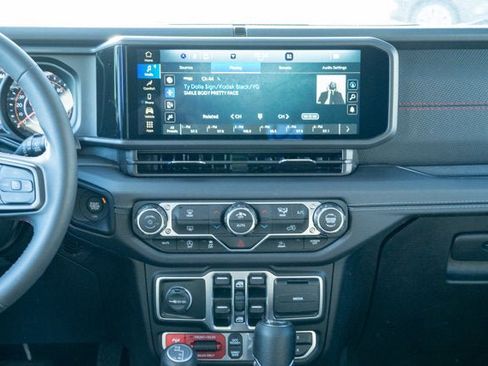 Certified 2025 Jeep Wrangler Unlimited Rubicon image 29