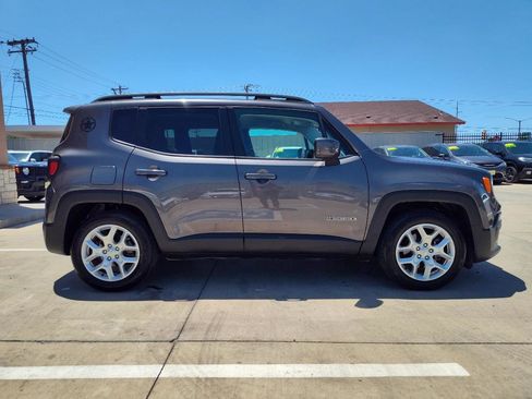 Used 2016 Jeep Renegade Latitude FWD image 3