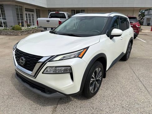 Used 2023 Nissan Rogue SV w/ SV Premium B Package FWD image 2