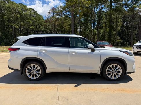 Used 2022 Toyota Highlander Limited FWD image 5