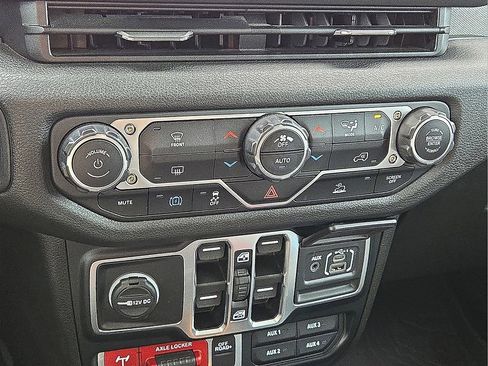 Used 2024 Jeep Wrangler Unlimited image 29