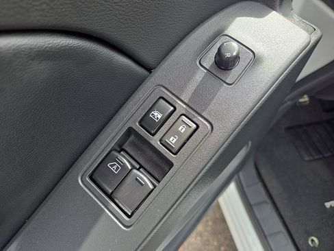 Used 2025 Nissan Frontier SV w/ SV Convenience Package image 12