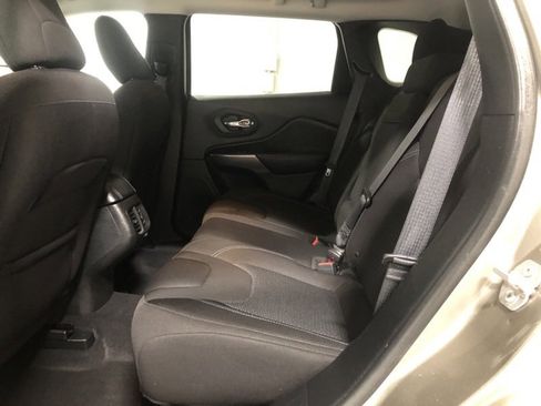 Used 2019 Jeep Cherokee Latitude w/ Cold Weather Group image 15