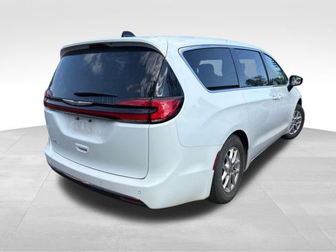 Used 2023 Chrysler Pacifica Touring-L FWD image 3