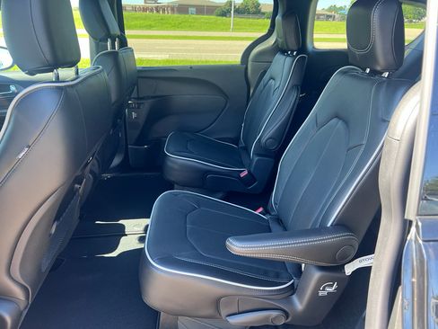 New 2027 Chrysler Pacifica Limited w/ S Appearance Package FWD image 18