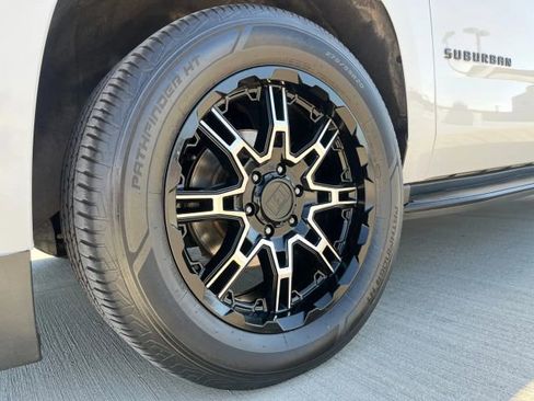 Used 2020 Chevrolet Suburban LT image 9