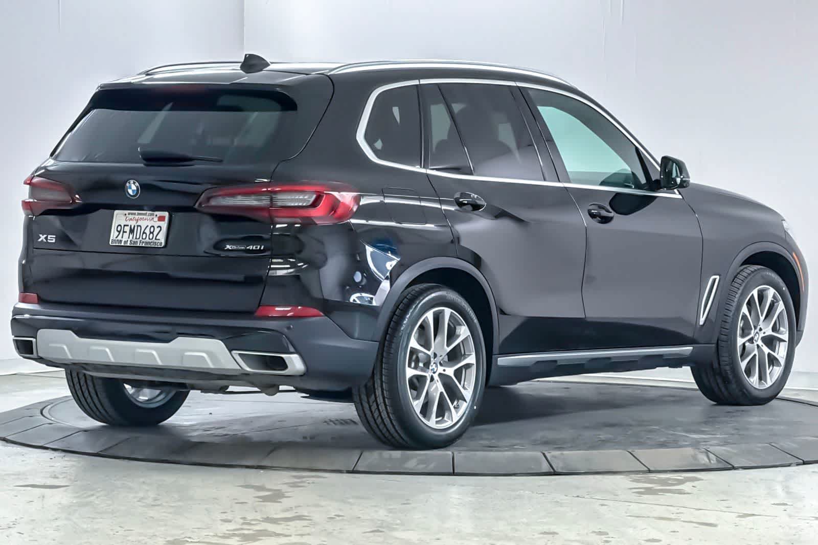 Used 2022 BMW X5 xDrive40i w/ Parking Assistance Package AWD/4WD image 2