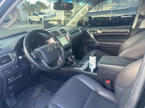 Used 2019 Lexus GX 460 image 3