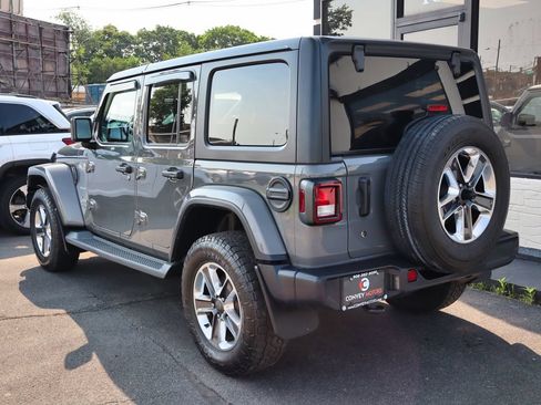 Used 2018 Jeep Wrangler Unlimited Sahara AWD/4WD image 8