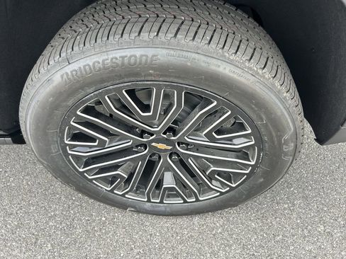 New 2025 Chevrolet Suburban High Country image 9