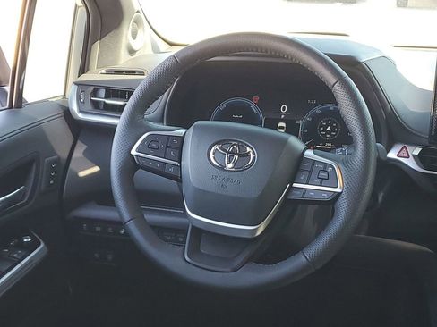 Used 2025 Toyota Sienna Platinum image 25