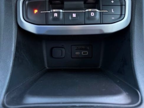Used 2023 GMC Acadia SLE w/ Driver Convenience Package FWD image 11