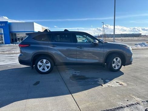 Used 2020 Toyota Highlander L image 2