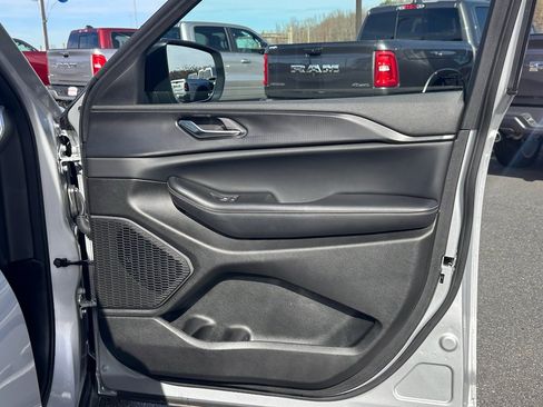 Used 2024 Jeep Grand Cherokee Laredo X image 29