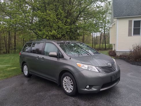 Used 2014 Toyota Sienna XLE FWD image 1