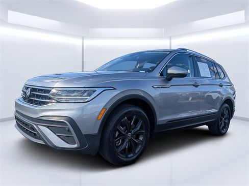 Certified 2024 Volkswagen Tiguan SE image 7