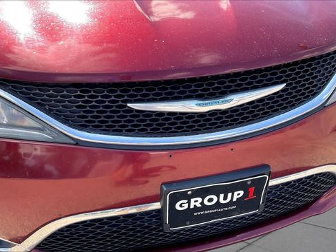 Used 2018 Chrysler Pacifica Touring-L FWD image 28