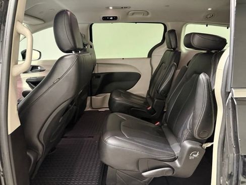 Used 2022 Chrysler Pacifica Touring-L FWD image 24
