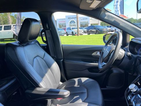 Certified 2025 Chrysler Pacifica Select FWD image 20