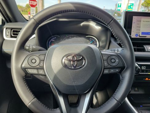 Used 2024 Toyota RAV4 SE image 18