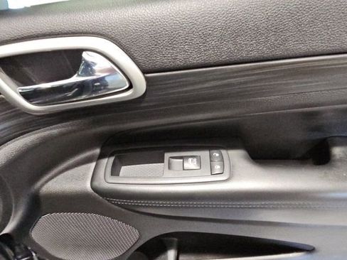 Used 2019 Jeep Grand Cherokee Altitude image 25