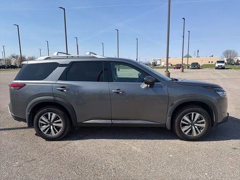 Used 2022 Nissan Pathfinder SL w/ Cargo Package FWD image 10