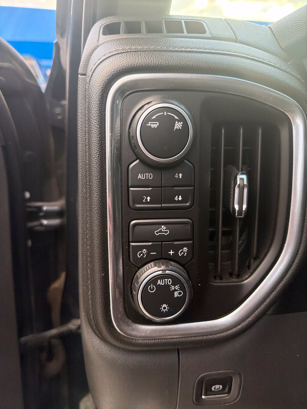 Used 2019 Chevrolet Silverado 1500 LT w/ Texas Edition AWD/4WD image 8
