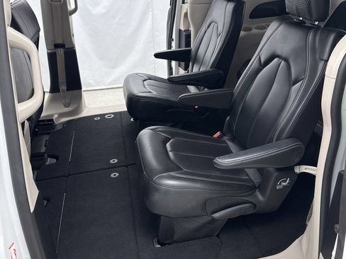 Used 2023 Chrysler Pacifica Touring-L FWD image 27