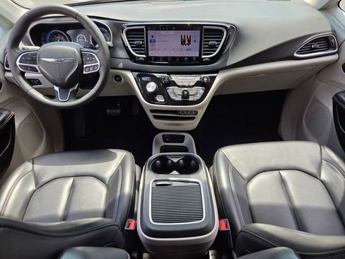 Used 2023 Chrysler Pacifica Touring-L FWD image 14
