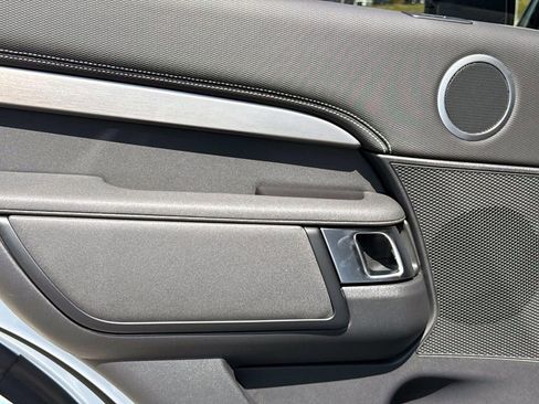 New 2025 Land Rover Discovery Dynamic SE image 11