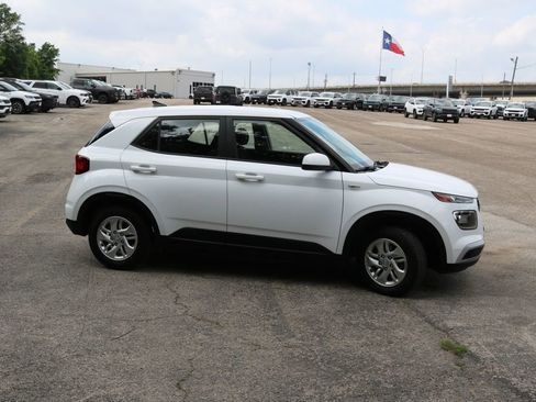 Used 2022 Hyundai Venue SE image 6