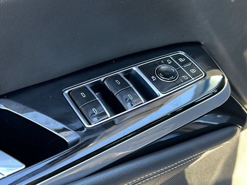 Used 2025 Cadillac Escalade Luxury AWD/4WD image 18