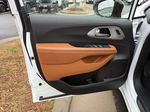 New 2026 Chrysler Pacifica Pinnacle AWD/4WD image 32