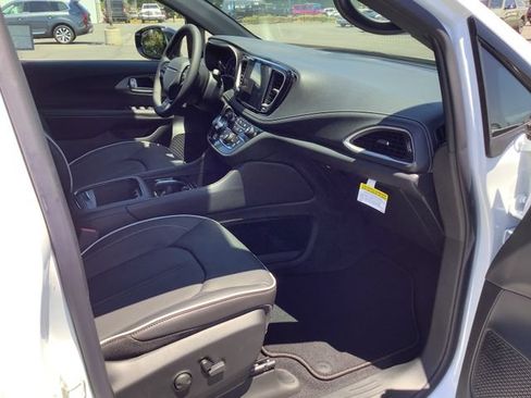 New 2027 Chrysler Pacifica Limited w/ S Appearance Package FWD image 37