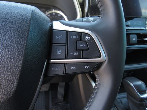 Used 2023 Toyota Highlander XSE FWD image 27