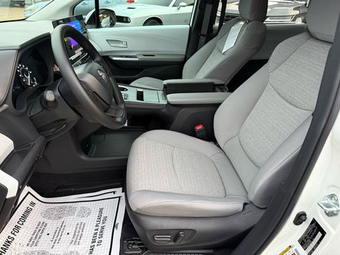 Used 2025 Toyota Sienna LE w/ LE Plus Package image 8