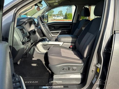 Used 2024 Nissan Titan SV w/ SV Convenience Package RWD image 24