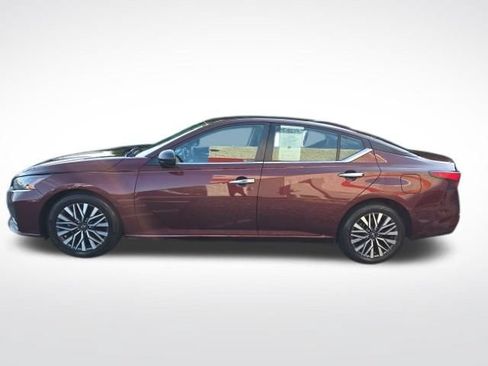 Used 2024 Nissan Altima 2.5 SV FWD image 2