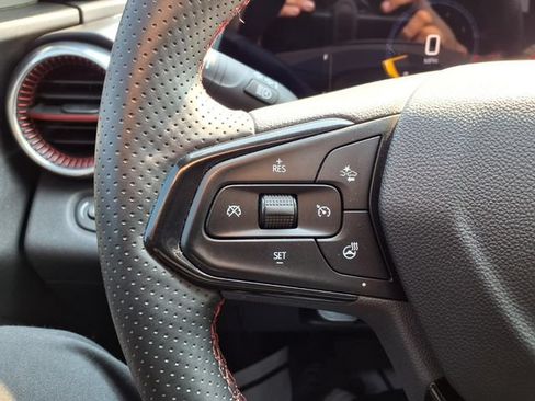 Used 2025 Chevrolet Trax RS w/ Sunroof Package FWD image 32