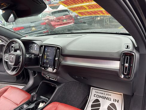 Used 2019 Volvo XC40 T5 Momentum image 15