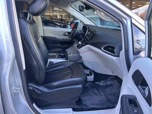 Used 2024 Chrysler Pacifica Touring-L image 18