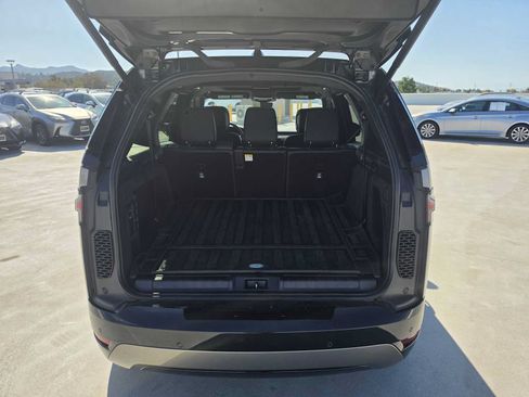 Used 2024 Land Rover Discovery Dynamic SE AWD/4WD image 14